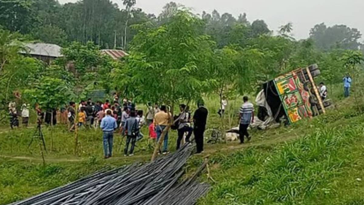 রডের ট্রাকে ঈদযাত্রা, সড়কে উলটে প্রাণ গেল ১৫ জনের