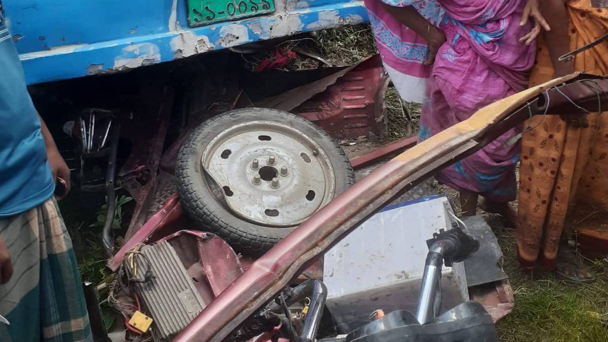 বাসের ধাক্কায় অটোরিকশার যাত্রী মা ও ২ মেয়ে নিহত, বাবা গুরুতর আহত