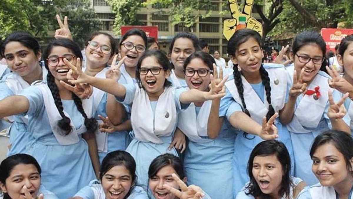 এসএসসিতে জিপিএ-৫ বেশি পেয়েছে মেয়েরা, পাসের হারেও এগিয়ে