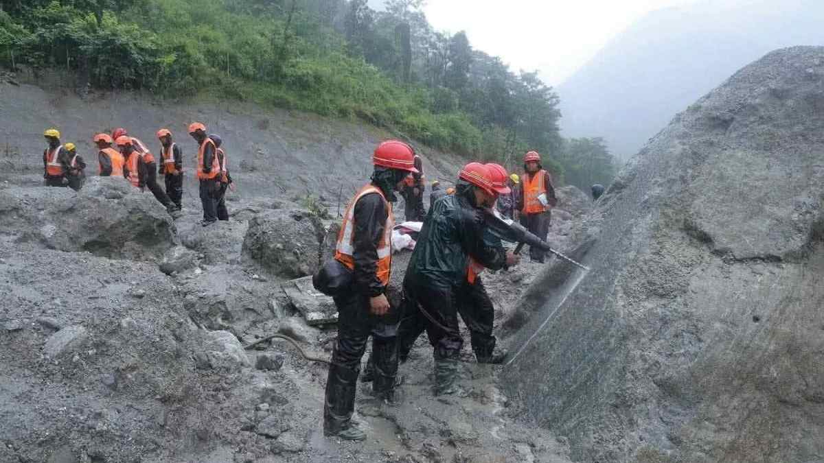 নেপালে জলবিদ্যুৎ প্রকল্পের টানেলের মুখ মিলেছে, সাড়া মেলেনি কর্মীদের