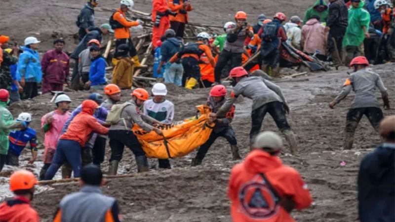 ইন্দোনেশিয়ায় ভূমিধসে ১০ জনের মৃত্যু, নিখোঁজ ৮০