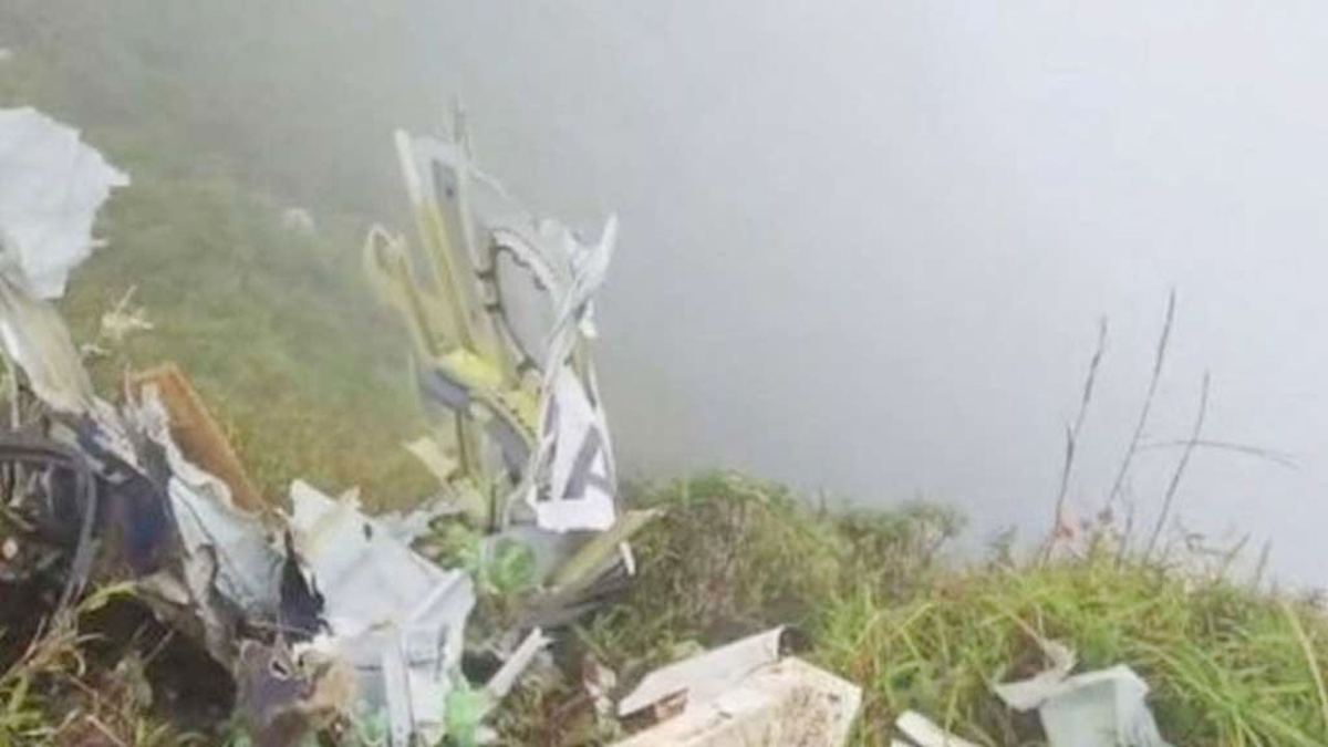 ইন্দোনেশিয়ায় বিমান বিধ্বস্ত হয়ে ১০ প্রাণহানি