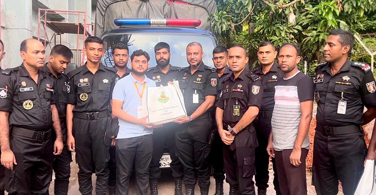 এবার টিএসসিতে ত্রাণসামগ্রী দিলো র‌্যাব