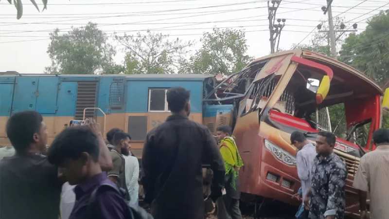কুমিল্লায় রেলক্রসিংয়ে বাসে ট্রেনের ধাক্কায় শিশু-নারীসহ নিহত ১২