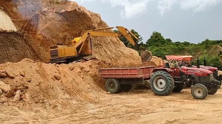 পাহাড় কেটে মাটি বিক্রি করায় ২ জনকে দেড়লাখ টাকা জরিমানা
