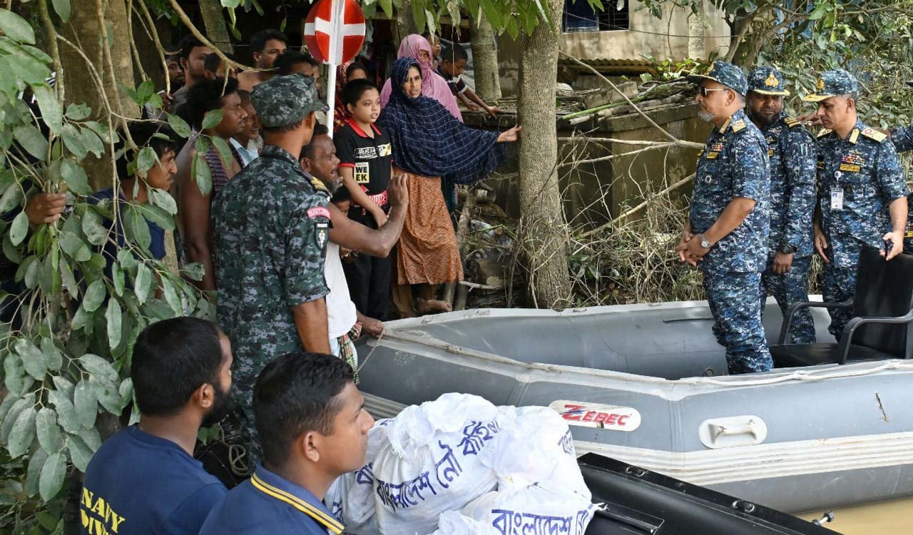 বন্যাকবলিত ফেনী জেলা পরিদর্শন করলেন নৌবাহিনী প্রধান
