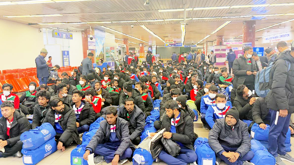 লিবিয়া থেকে ফিরলেন ১৭০ বাংলাদেশি