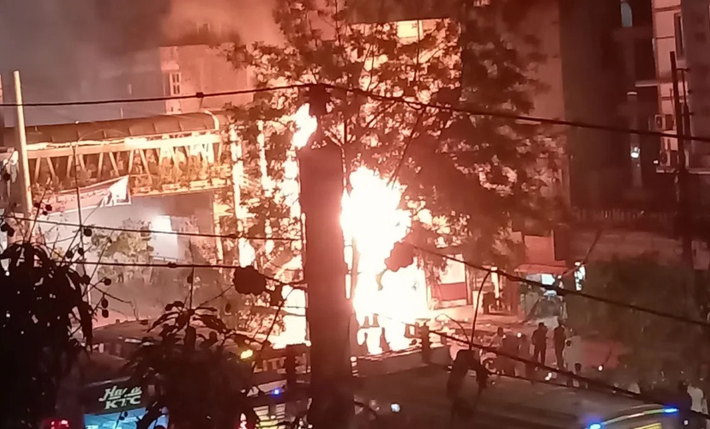 রাজধানীর নদ্দায় দোকানে ভয়াবহ অগ্নিকাণ্ড