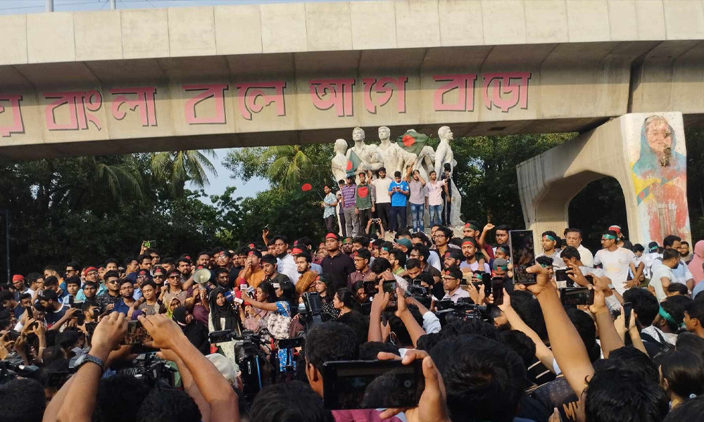 ঢাবিতে শিক্ষার্থীদের বিক্ষোভ, শেখ হাসিনার বিচার দাবি