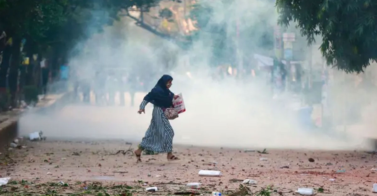 ঢাকায় ঘণ্টার পর ঘণ্টা সড়কে আটকে পড়ে দুর্ভোগ