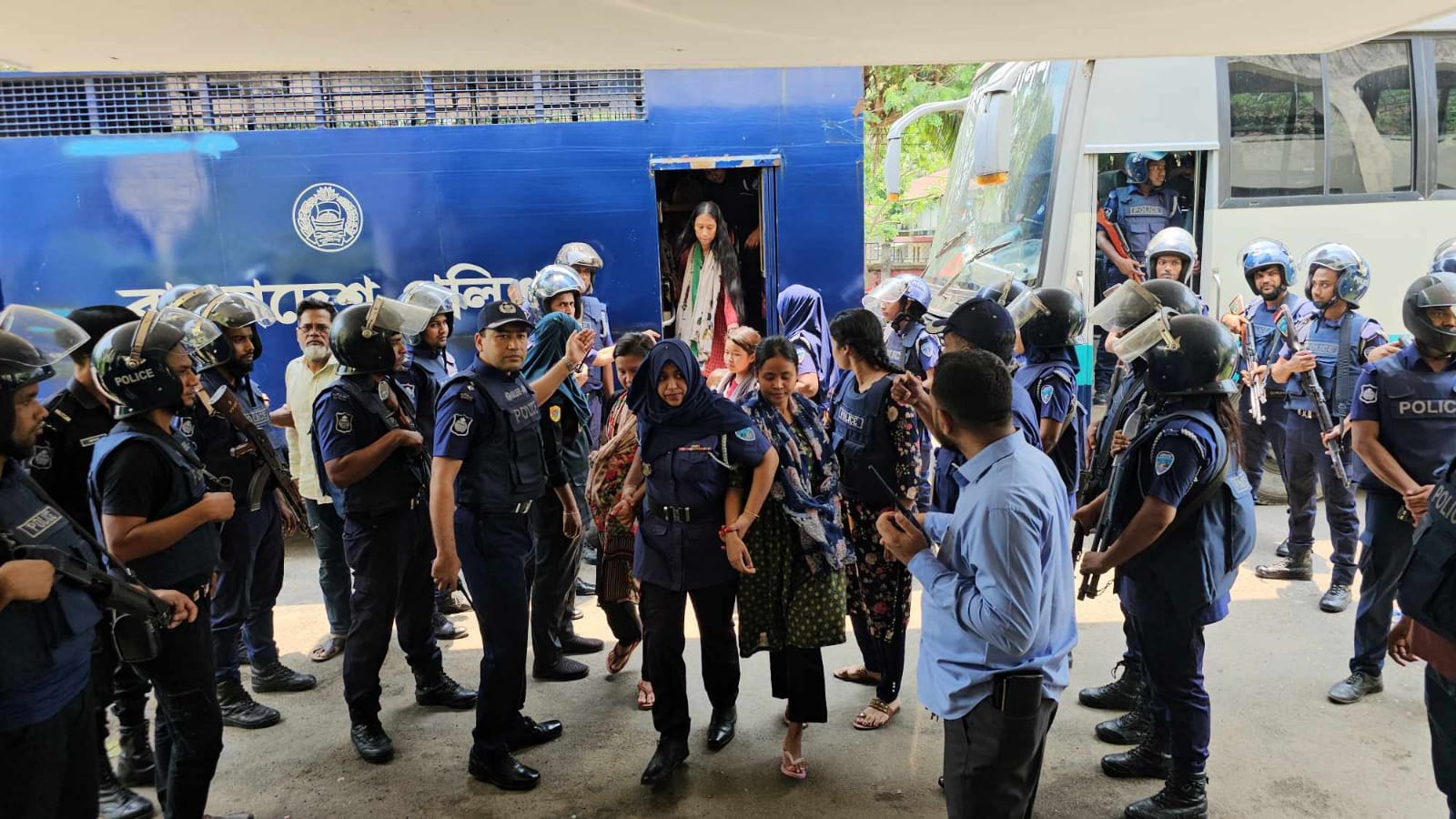 বান্দরবানে কেএনএফ’র  ৫২ সদস্য রিমান্ডে