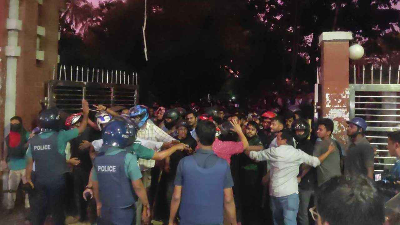 থমথমে ঢাবি ক্যাম্পাস, পুলিশ মোতায়েন