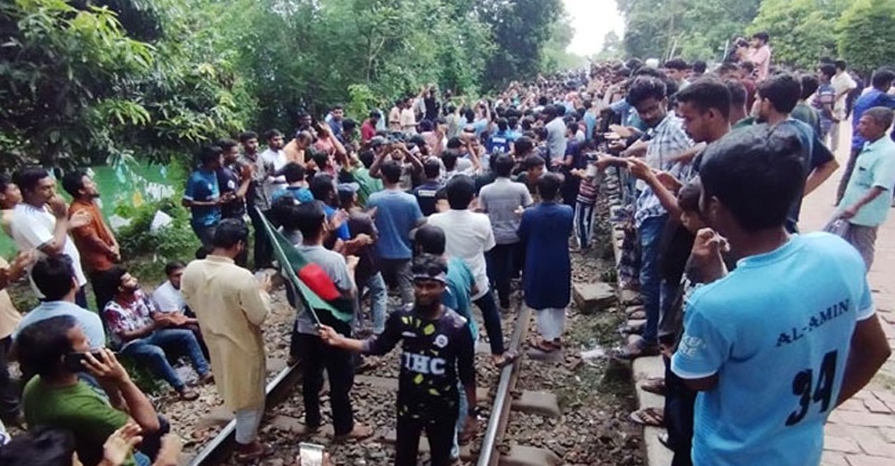 রেললাইন অবরোধ করে রাবি শিক্ষার্থীদের বিক্ষোভ