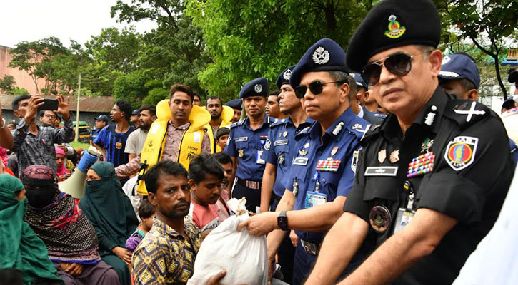 বন্যাকবলিত এলাকা পরিদর্শন-ত্রাণ বিতরণ করলেন আইজিপি