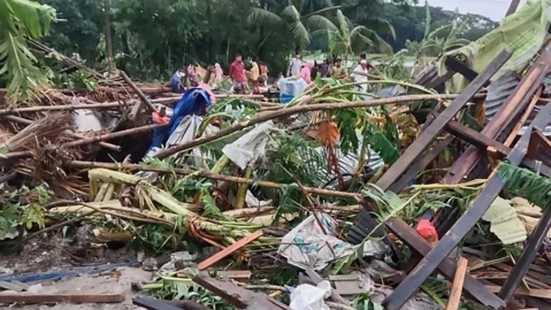 নোয়াখালীতে টর্নেডোয় ১১ বসতঘর লণ্ডভণ্ড