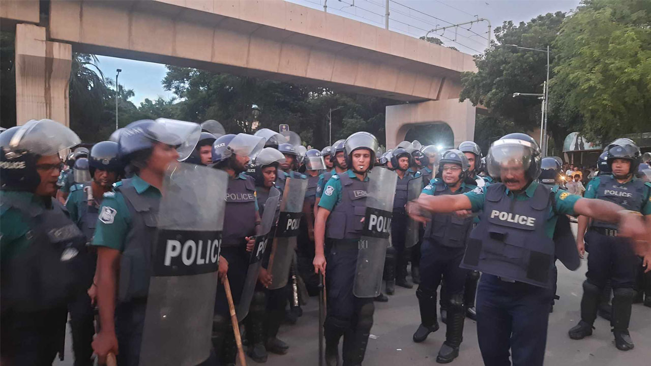 কোটাবিরোধীদের হটাতে এবার অ্যাকশনে পুলিশ