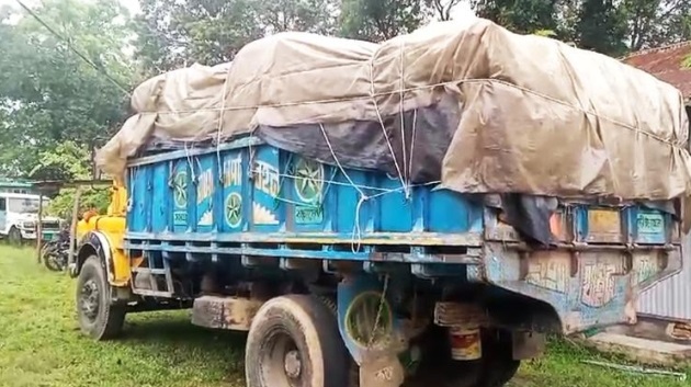 গুচ্ছগ্রামের গম পাচারকালে ট্রাক জব্দ, আটক ১