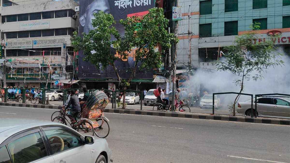 নয়াপল্টনে বিএনপি কার্যালয়ের সামনে ককটেল বিস্ফোরণ, আহত ২