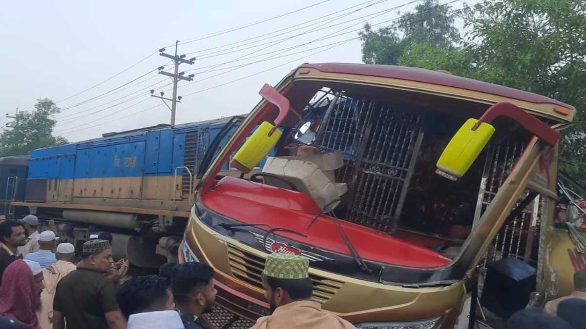 কুমিল্লায় ট্রেন দুর্ঘটনায় ১২ প্রাণহানি ঘটনায় ২ গেটম্যান বরখাস্ত