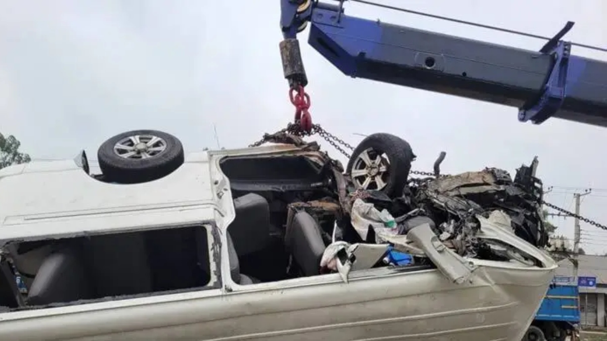 বগুড়ায় নিয়ন্ত্রণ হারিয়ে মাইক্রোবাস উল্টে নিহত ৩