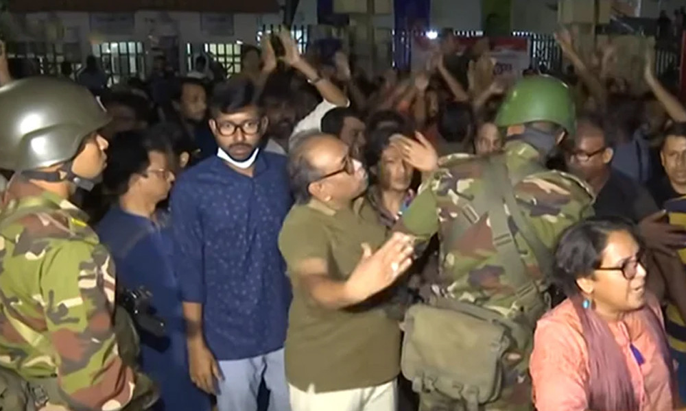 শিল্পকলা একাডেমির সামনে দুই পক্ষের হাতাহাতি, নিয়ন্ত্রণে সেনা-পুলিশ