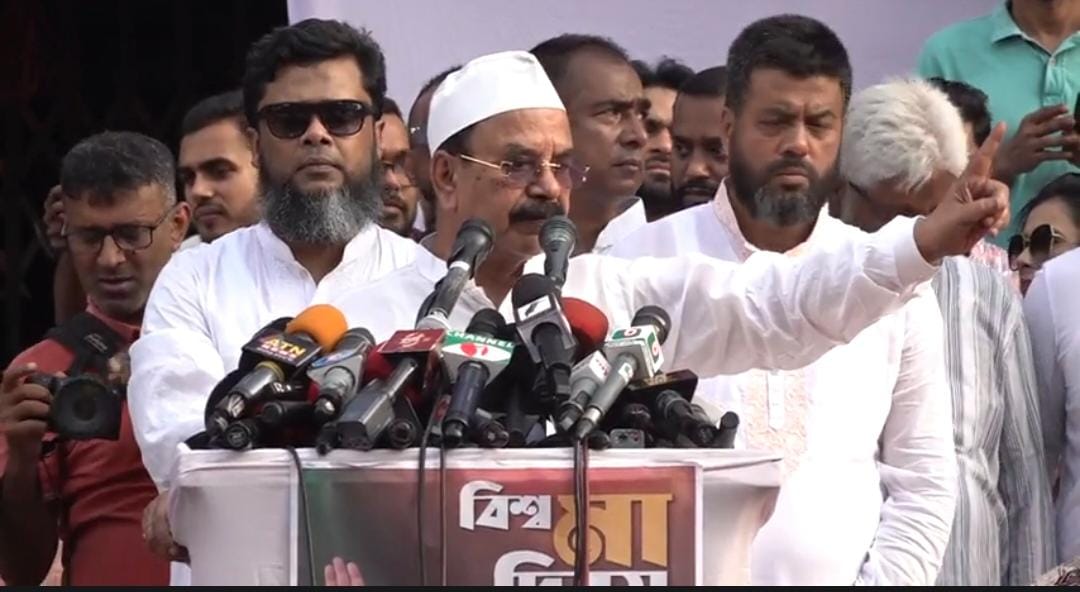 দেশটা আজ কাঁটাতারে ঝুলছে : গয়েশ্বর