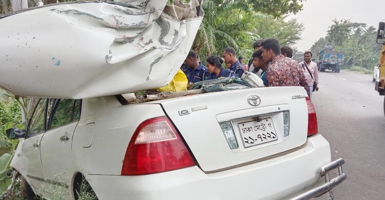 খুলনায় বাস-প্রাইভেট কার মুখোমুখি, গেল ৩ প্রাণ