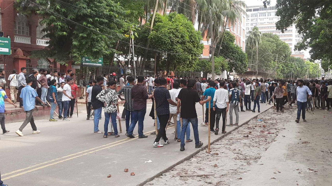 ঢাবি শিক্ষার্থীদের সঙ্গে আজও ছাত্রলীগের সংঘর্ষ