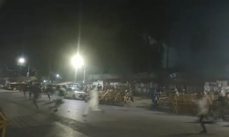 আন্দোলনরতদের ওপর পুলিশের লাঠিচার্জ, ফের রণক্ষেত্র শাহবাগ