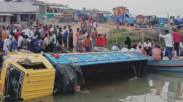 ফেরিতে উঠতে গিয়ে ট্রাক নদীতে, চাপা পড়ে প্রাণ গেল যুবকের