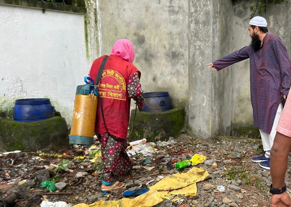মশক নিয়ন্ত্রণে ডিএসসিসির ১০ ওয়ার্ডে চিরুনি অভিযান