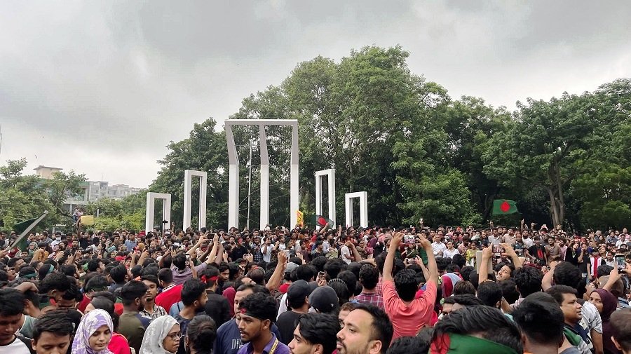 শহীদ মিনার থেকে এক দফা ঘোষণা শিক্ষার্থীদের