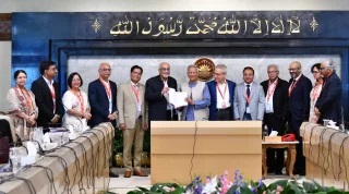 প্রধান উপদেষ্টার কাছে অর্থনৈতিক শ্বেতপত্র কমিটির চূড়ান্ত প্রতিবেদন হস্তান্তর