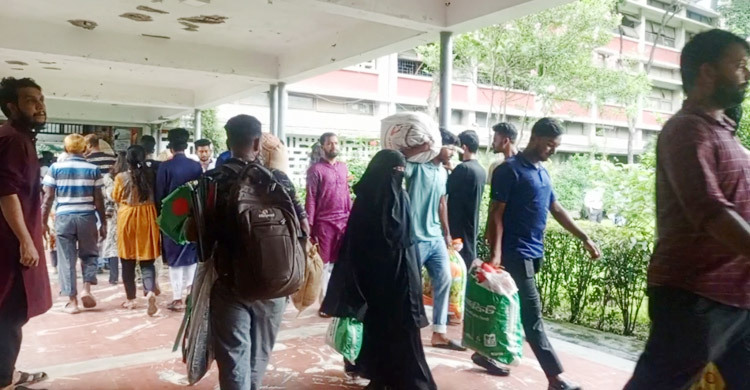 টিএসসিতে ত্রাণ দিতে আসা মানুষের ঢল