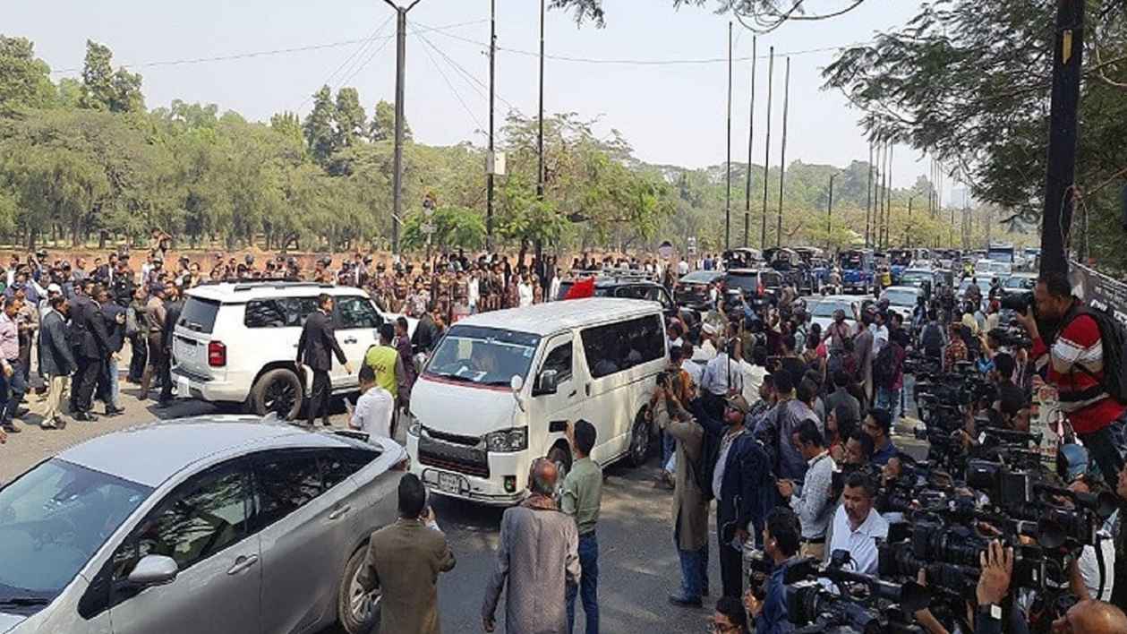 নিজের চলাচলের সময় রাস্তা বন্ধ না করার নির্দেশ প্রধানমন্ত্রীর