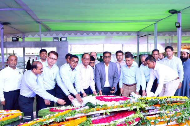 বঙ্গবন্ধুর প্রতিকৃতিতে নতুন স্থানীয় সরকার সচিবের শ্রদ্ধা