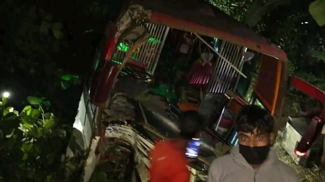 সীতাকুণ্ডে বাস খাদে পড়ে নিহত ৫