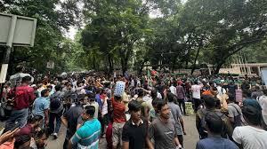 চাকরিতে ৩৫ প্রত্যাশীদের ওপর টিয়ারশেল নিক্ষেপ