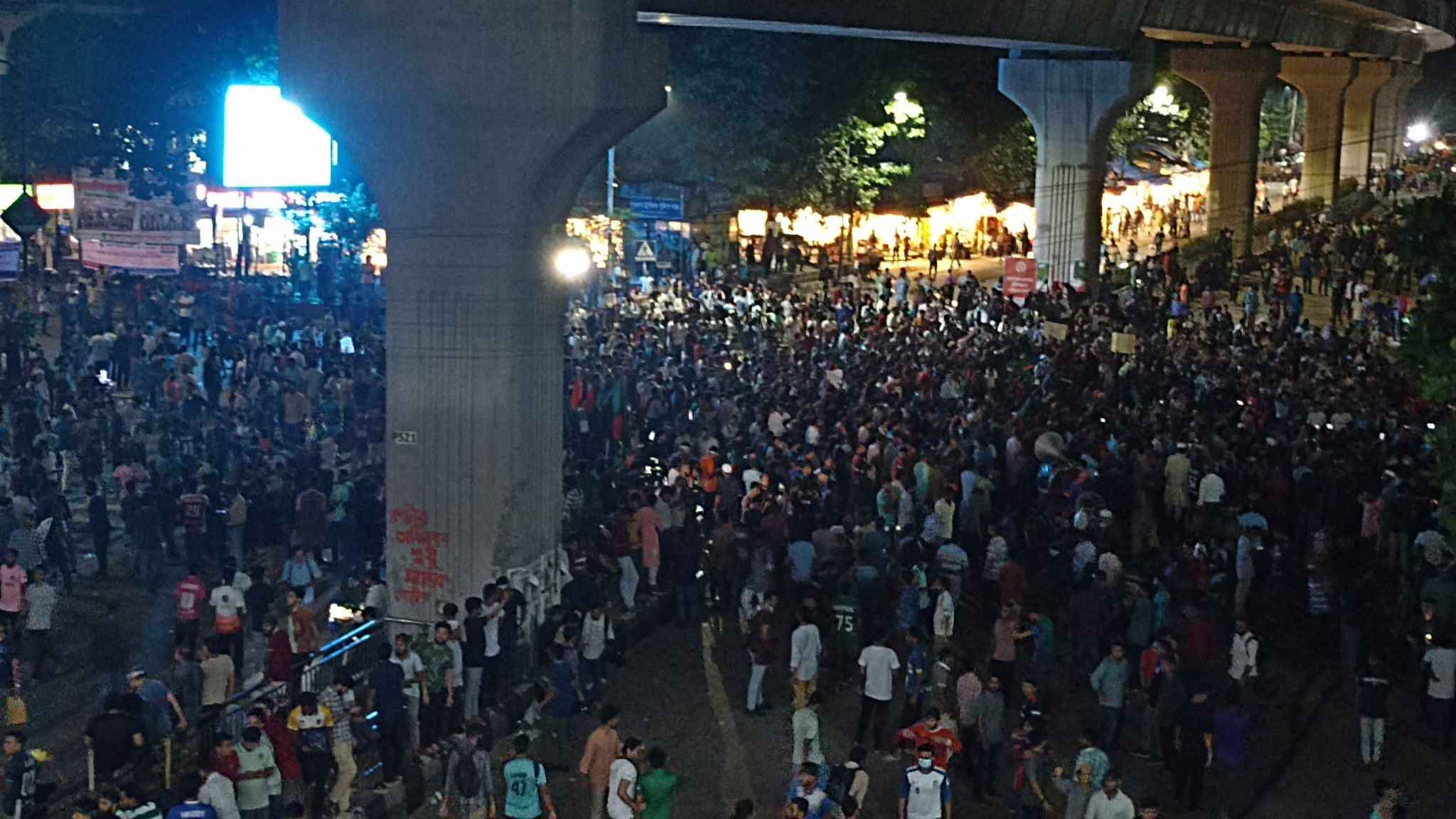 ২ ঘণ্টা ধরে অবরুদ্ধ, গান-স্লোগানে উত্তাল শাহবাগ
