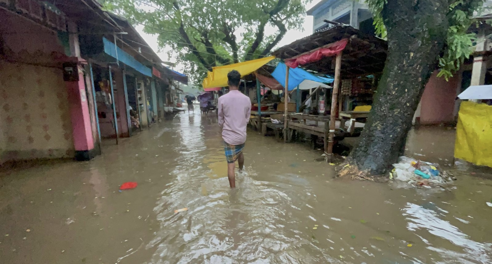 সিলেটে অবিরাম বৃষ্টিতে কোমরসমান পানি