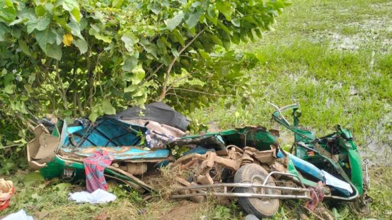 গাজীপুরে কাভার্ডভ্যান-অটোরিকশা সংঘর্ষে নারীসহ ৩ জন নিহত, আহত ২