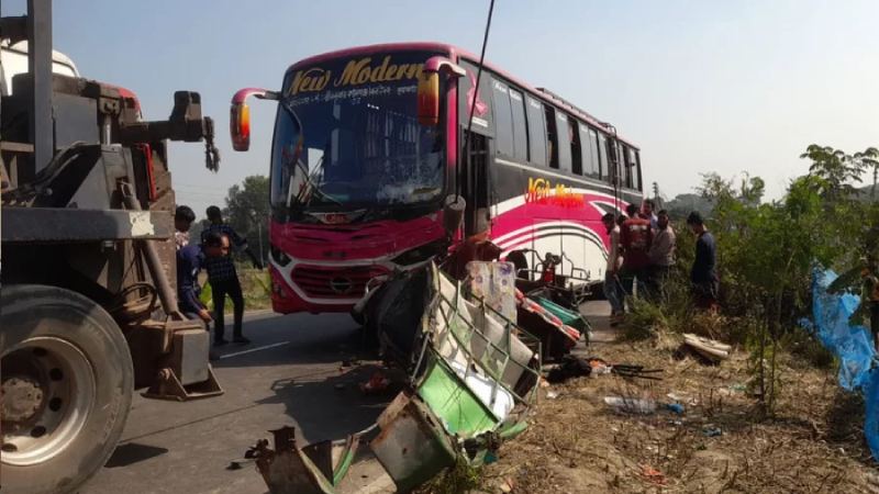 ভাঙ্গায় বাসচাপায় দুই নারীসহ ৩ যাত্রী নিহত