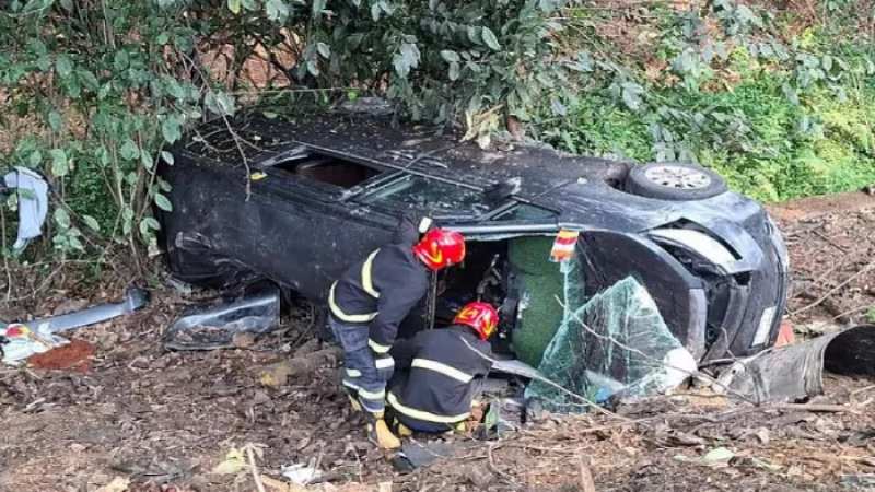 লোহাগাড়ায় নিয়ন্ত্রণ হারিয়ে মাইক্রোবাস খাদে, ৩ যাত্রী নিহত