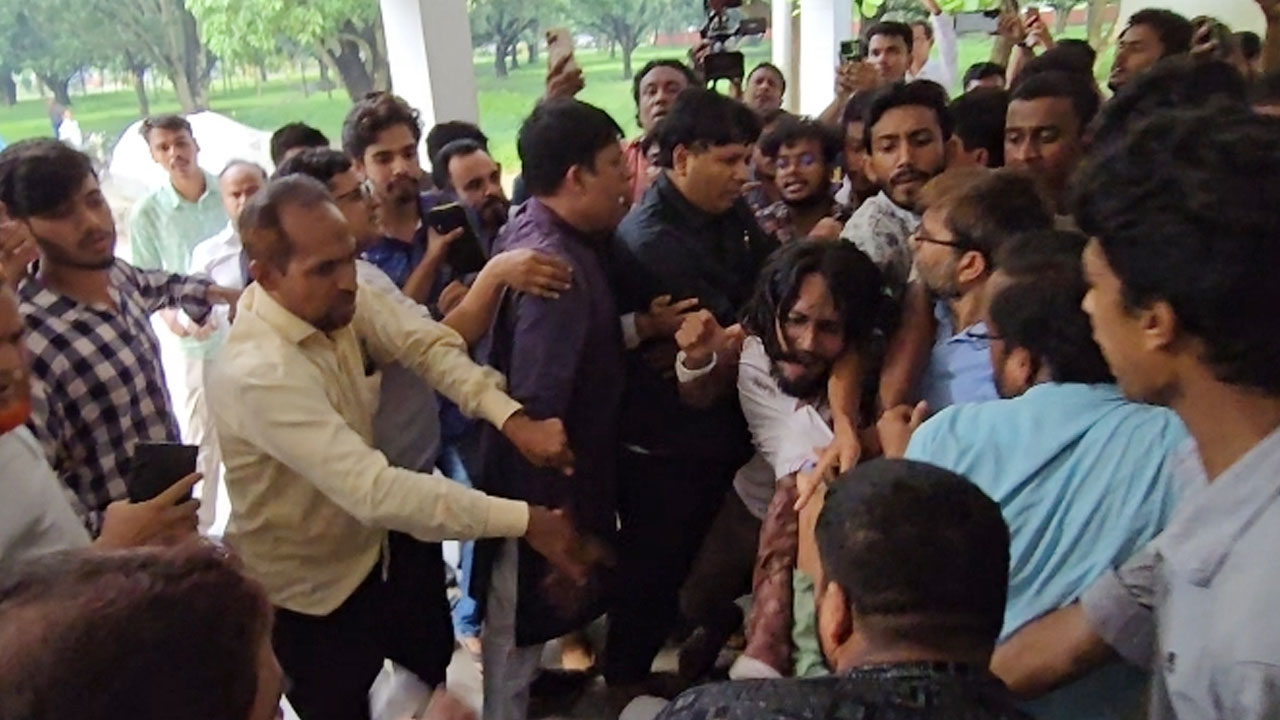 পোষ্য কোটা ইস্যুতে উত্তপ্ত রাবি, শিক্ষক-শিক্ষার্থীদের হাতাহাতি