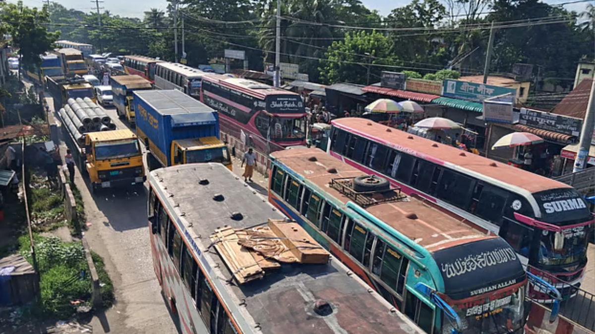 কুমিল্লায় ৪০ কিলোমিটার দীর্ঘ যানজট, অ্যাম্বুলেন্সেই রোগীর মৃত্যু