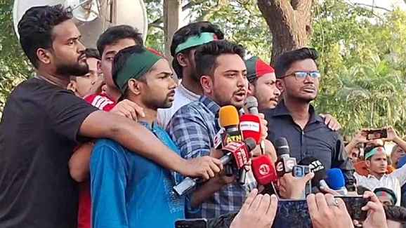 জবি শিক্ষার্থীদের দাবি মেনে নেয়ার প্রতিশ্রুতি দিলেন নাহিদ ইসলাম