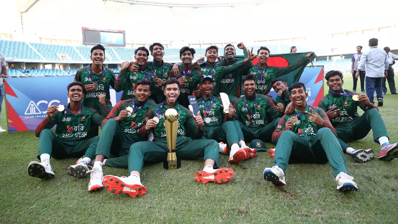 যুব ক্রিকেটারদের ৫০ লাখ টাকা পুরস্কার ঘোষণা ক্রীড়া উপদেষ্টার