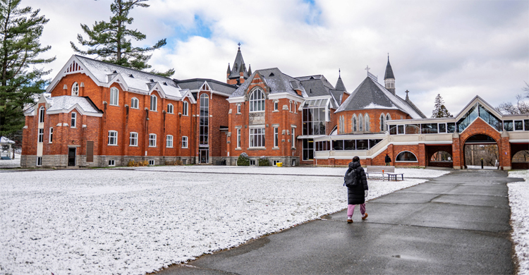 বিদেশি শিক্ষার্থী কমিয়ে আনার ঘোষণা কানাডার