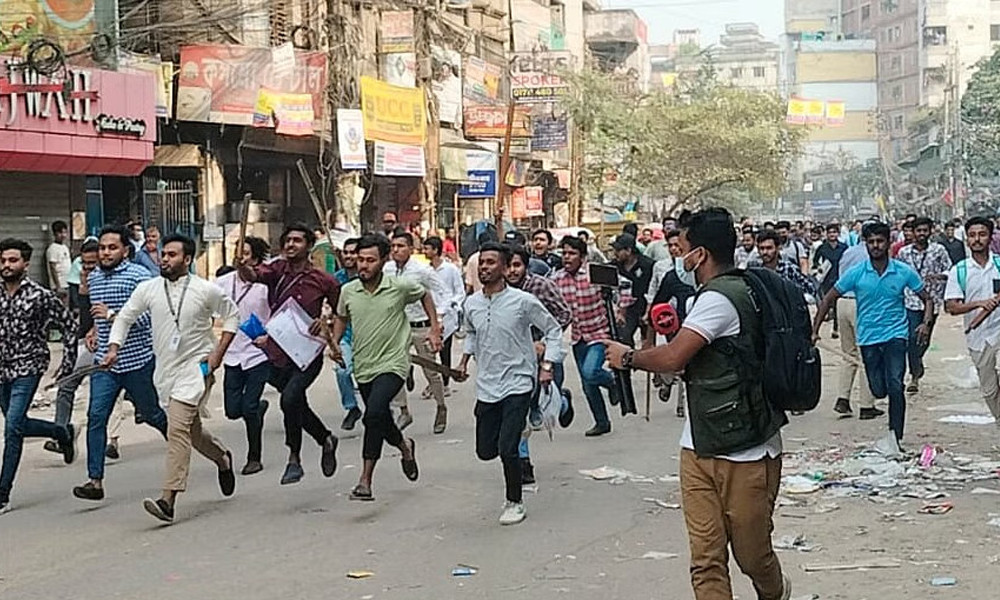 রাজধানীতে কলেজ শিক্ষার্থীদের মধ্যে সংঘর্ষে আহত ৩০, ব্যাপক ভাঙচুর