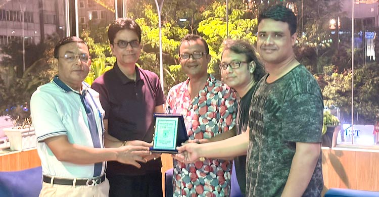মালয়েশিয়ায় সাংবাদিক খোকনকে সম্মাননা